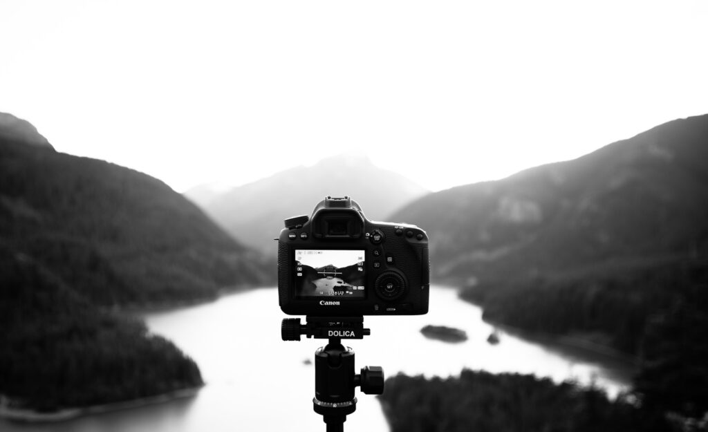 appareils photo devant une vallée en noir et blanc