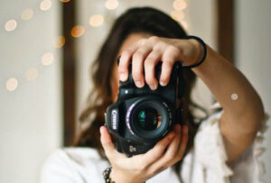 Fille qui se prend en photo avec un appareil photo dans un mirroir